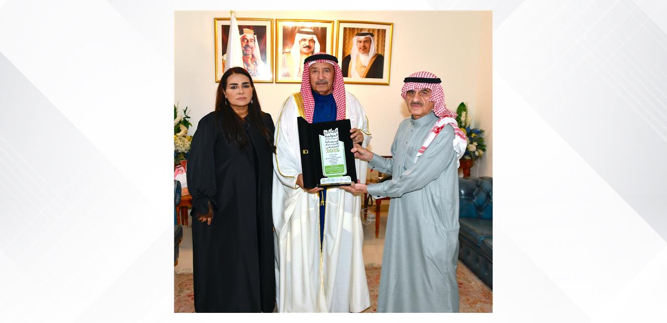 محافظ المحرق يتسلم جائزة قيادة الالتزام المجتمعي تقديرًا لجهوده في دعم كبار السن<